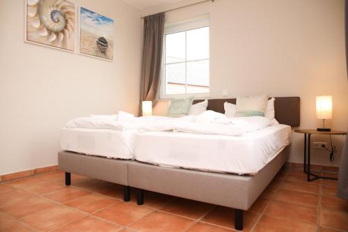 Ein Bett oder Betten in einem Zimmer der Unterkunft Ferienwohnung Nienhagen in Strandnähe - 4 DTV-Sterne