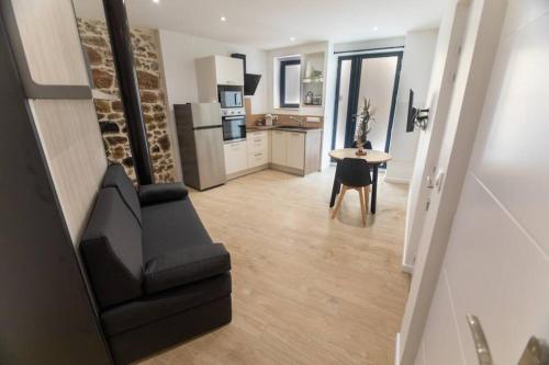 un salon avec un canapé et une cuisine dans l'établissement Studio l'Estrella, à Marseillan