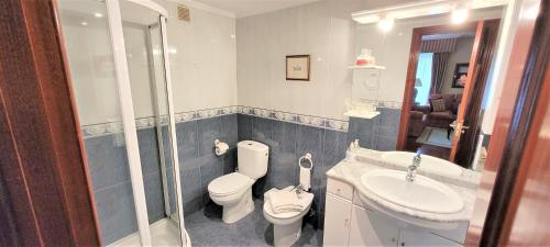 y baño con aseo, lavabo y ducha. en Apartamento Lujo WiFi Algorta Getxo en Getxo