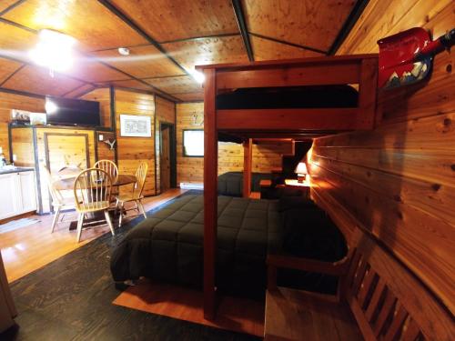 Bone Creek Wilderness Retreat tesisinde bir ranza yatağı veya ranza yatakları