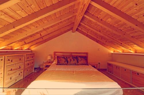 - une chambre mansardée avec un grand lit dans l'établissement I Loft Viana, à Viana do Castelo