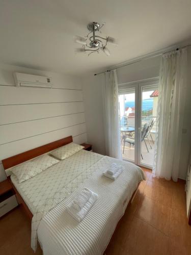 - une chambre avec un lit et une vue sur l'océan dans l'établissement Villa Popic, à Baška Voda