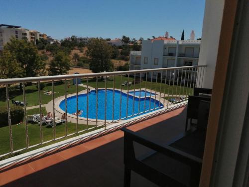 balcón con vistas a la piscina en Lili's Albufeira Apartment, en Albufeira