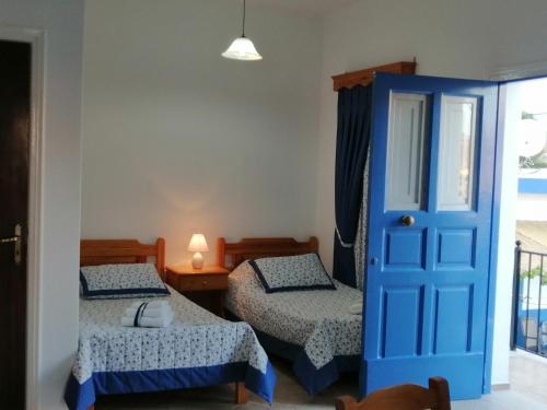 Postel nebo postele na pokoji v ubytování Petroula Apartments II
