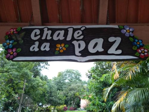 a sign that says chateau da bat at Chalé da Paz in Penedo