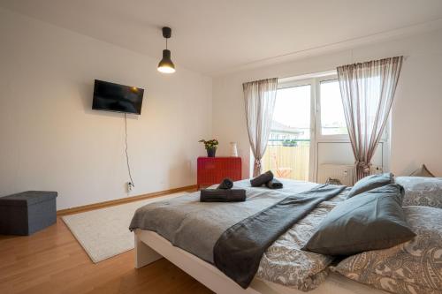 Un dormitorio con una cama grande y una ventana en Große Louise in der Neustadt für Familien & Kinder en Dresden
