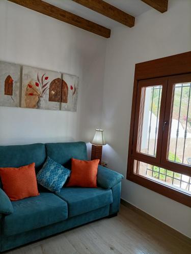 Sofá azul en la sala de estar con ventana en Casa Redondo, en Rodalquilar