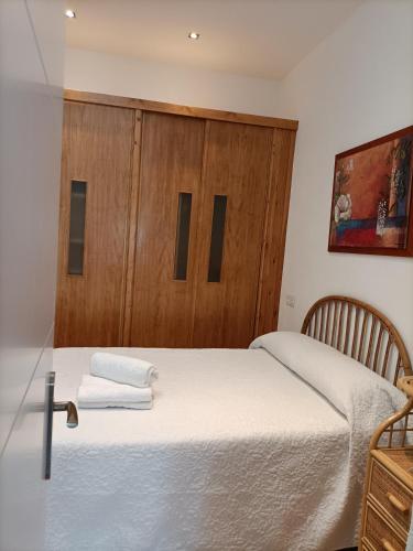 1 dormitorio con 1 cama y armario de madera en Casa Redondo, en Rodalquilar