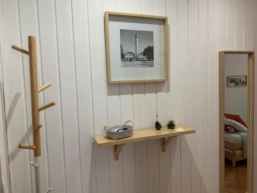 een plank op een muur met een foto erop bij Home Sweet Home VRSA in Vila Real de Santo António