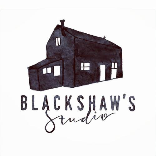 un dibujo de una casa negra con las palabras principios Blackshaw en Blackshaw's Studio en Scolboa