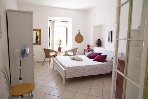 een slaapkamer met een bed en een tafel en stoelen bij Casa Vacanze Irene in Scalea