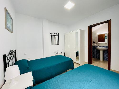 1 dormitorio con 2 camas y baño en Casa Josefa 2, en Caleta de Sebo