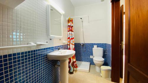 baño azul y blanco con lavabo y aseo en Casa Josefa 2, en Caleta de Sebo