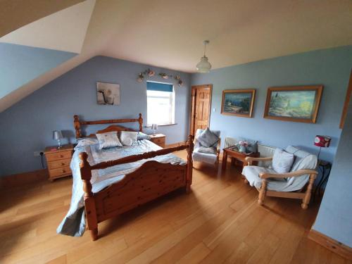 Wild Atlantic Stays في كاستلماين: غرفة نوم مع سرير خشبي في العلية