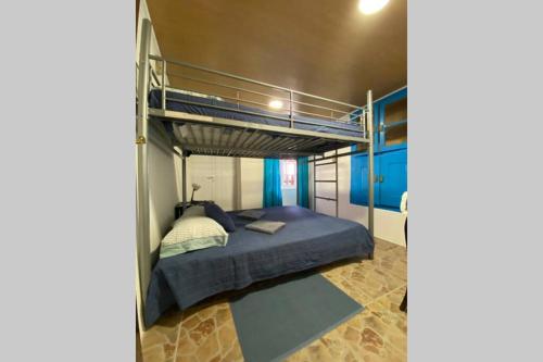 Poschodová posteľ alebo postele v izbe v ubytovaní Bogueira House
