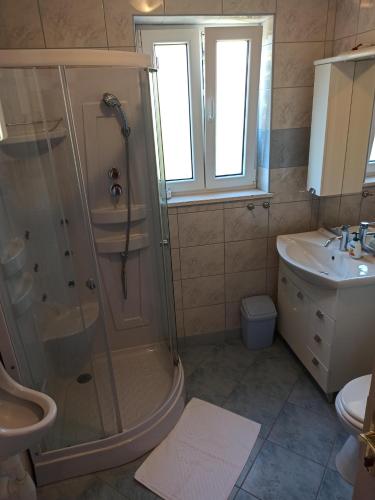 bagno con doccia e lavandino di Tonka Apartment a Trogir