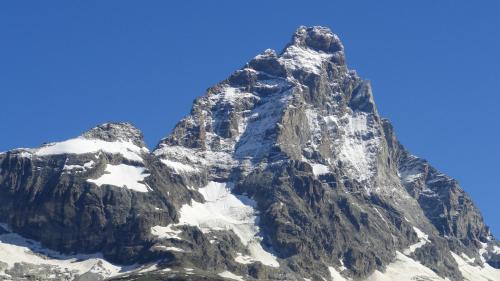 Pemandangan gunung umum atau pemandangan gunung yang diambil dari penginapan & sarapan