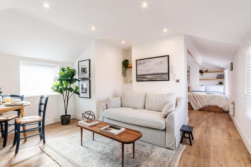 uma sala de estar com um sofá e uma mesa em 14-16 Grosvenor Street Luxury Apartments - Chester em Chester