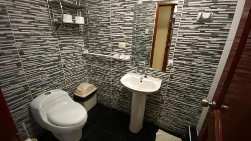 卡哈马卡Casa de Campo María Eugenia的带马桶和水槽的浴室