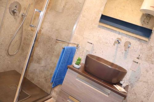 een badkamer met een wastafel en een douche bij La casetta di Nonna Paola in Palazzolo Acreide