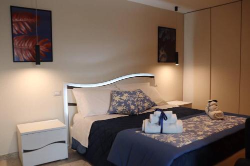 een slaapkamer met een bed met twee handdoeken erop bij La casetta di Nonna Paola in Palazzolo Acreide