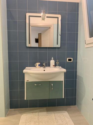 bagno con lavandino e specchio di Librari - Quality confort a Torre Ovo