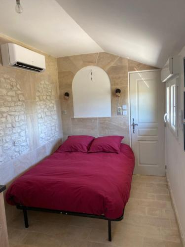 sypialnia z dużym czerwonym łóżkiem w pokoju w obiekcie L’entrenous w mieście Charmes
