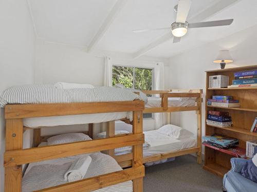 een slaapkamer met 2 stapelbedden en een plafondventilator bij 13 Scenic View Drive in Second Valley