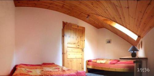 a bedroom with a bed and a wooden door at Schickebude-Steinhude-1-400m-zum-naechsten-oeffentlichen-Wasserzugang-5-Minuten-zur-Badeinsel-ruhige-Lage-mit-schoenem-Aussenbereich in Steinhude