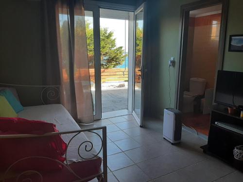 Gallery image of Petani Beachside Accommodation in Vovikes