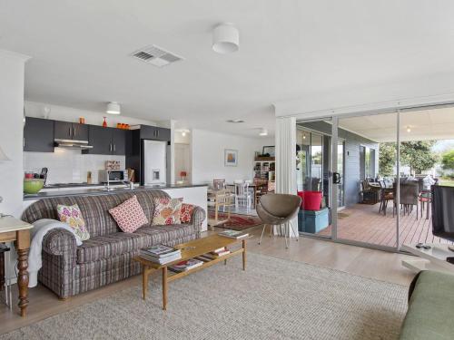 Kuchyň nebo kuchyňský kout v ubytování Beach Fun 11 Broadbeach Drive