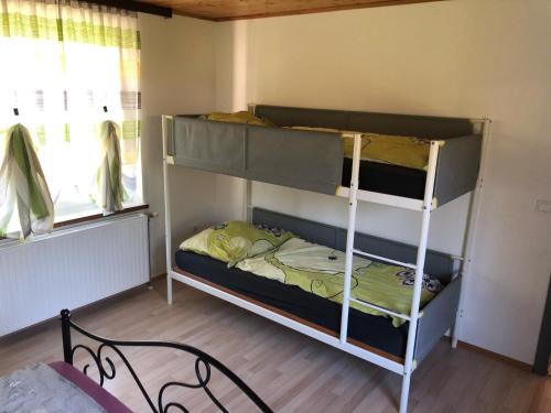 Ferienhaus Rafaela mit Privatstrand في Ledenitzen: غرفة نوم بسريرين بطابقين في غرفة