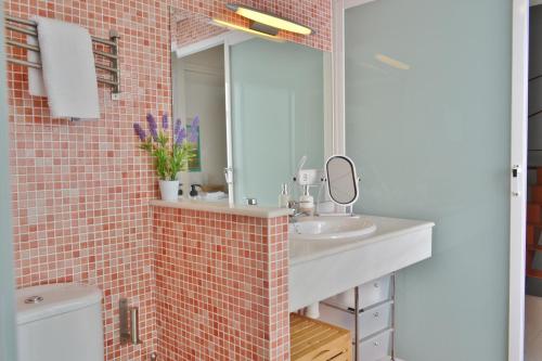 a bathroom with a sink and a mirror at SunShine Villa in Córdoba