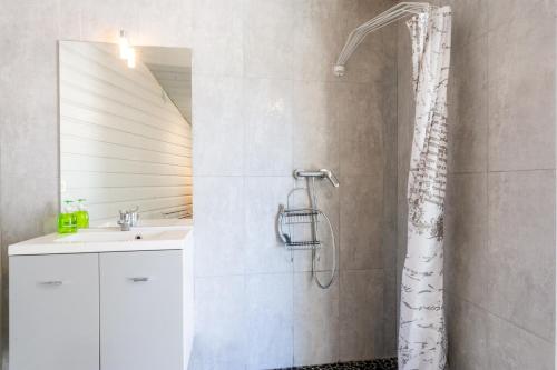 uma casa de banho com um chuveiro e um lavatório. em Blockhaus 44 em Ver-sur-Mer