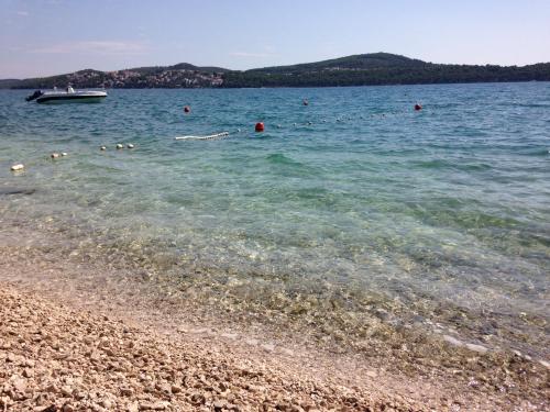 un grupo de personas nadando en el agua en una playa en Villa Marta's - Marta I en Trogir