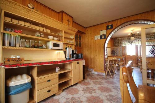eine Küche mit Holzwänden und einer Arbeitsfläche mit Mikrowelle in der Unterkunft DW U Wajdy in Białka Tatrzańska