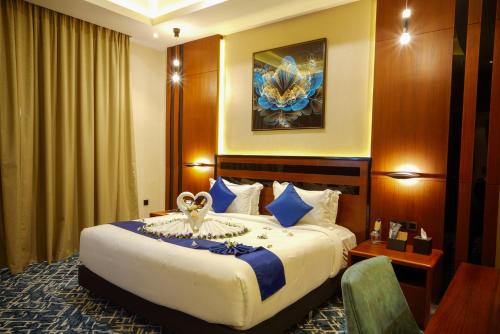 a hotel room with a large bed and a desk at Belad Bont Resort in Salalah