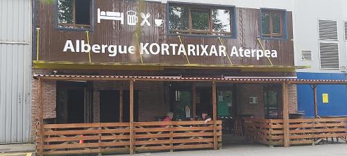 埃利松多的住宿－Albergue Kortarixar，一座有标志的建筑,上面有阿利克罗特卡卡竞技场的标志