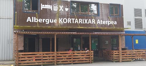 un edificio con un letrero que lee la arena de allee krotkaka en Albergue Kortarixar, en Elizondo