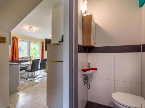 een kleine badkamer met een toilet en een keuken bij Bauernhof Vordergrub in Scheffau am Wilden Kaiser