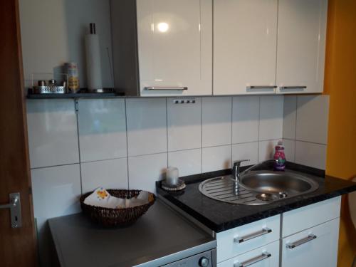 Kuchyň nebo kuchyňský kout v ubytování Heidehaus Hodenhagen