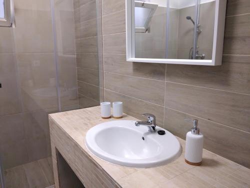 a bathroom with a sink and a mirror at Angel's House in Quinta do Anjo