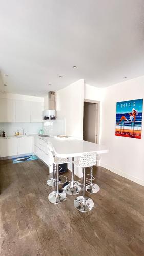 Kuchyň nebo kuchyňský kout v ubytování Luxurious 2 Bedrooms Apartment, 30 meter from beach