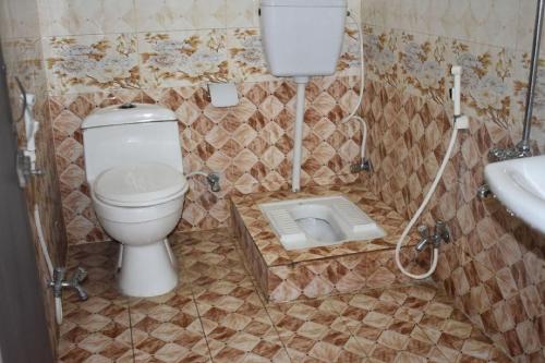 uma casa de banho com um WC e um lavatório em Manama Hotel em Islamabad
