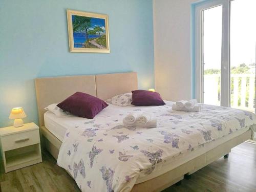 ein Schlafzimmer mit einem Bett mit zwei Handtüchern darauf in der Unterkunft Apartments Kola in Banići