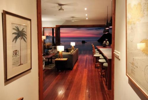 Paradise Garage Komodo Villa في لابوان باجو: غرفة معيشة مطلة على المحيط