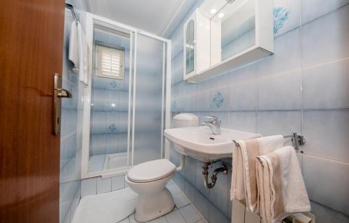 Et badeværelse på Apartments Ljubica Banjol