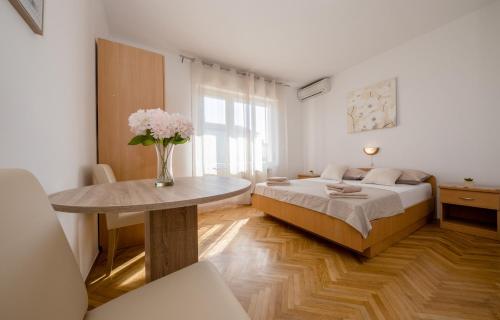 En eller flere senge i et værelse på Apartments Ljubica Banjol