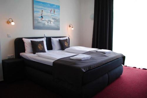 Llit o llits en una habitació de Hotel Continental Koblenz