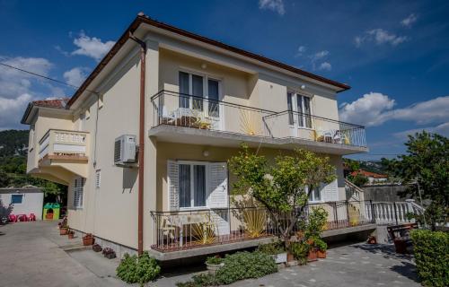 Apartments Ljubica Banjol